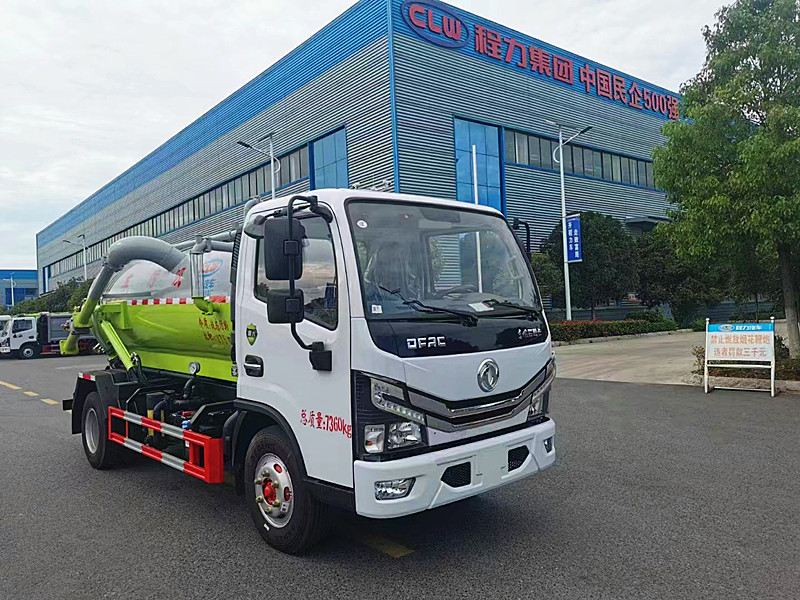东风小多利卡5方吸污车